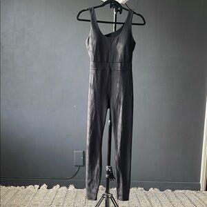 Elegant Black Sleeveless Jumpsuit with Wide-Leg Pants